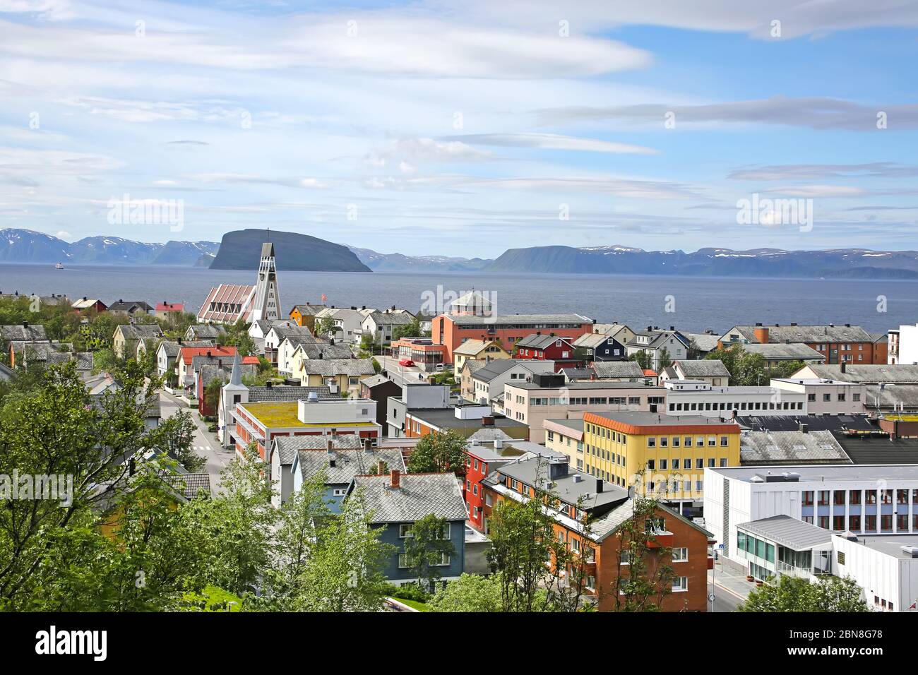 Ville de Hammerfest avec le centre-ville, et cathédrale avec montagnes et fjords en arrière-plan. Hammerfest est la ville la plus au nord du monde W Banque D'Images