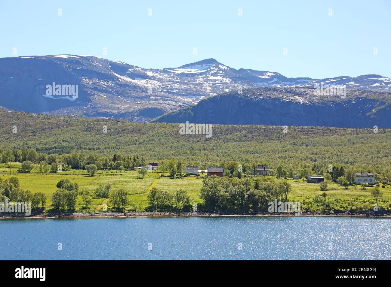 Magnifique paysage pittoresque de fjords, îles, village et passages intérieurs ; Andfjorden et Vestfjorden, entre Bodo et Hammerfest, Norvège. Banque D'Images