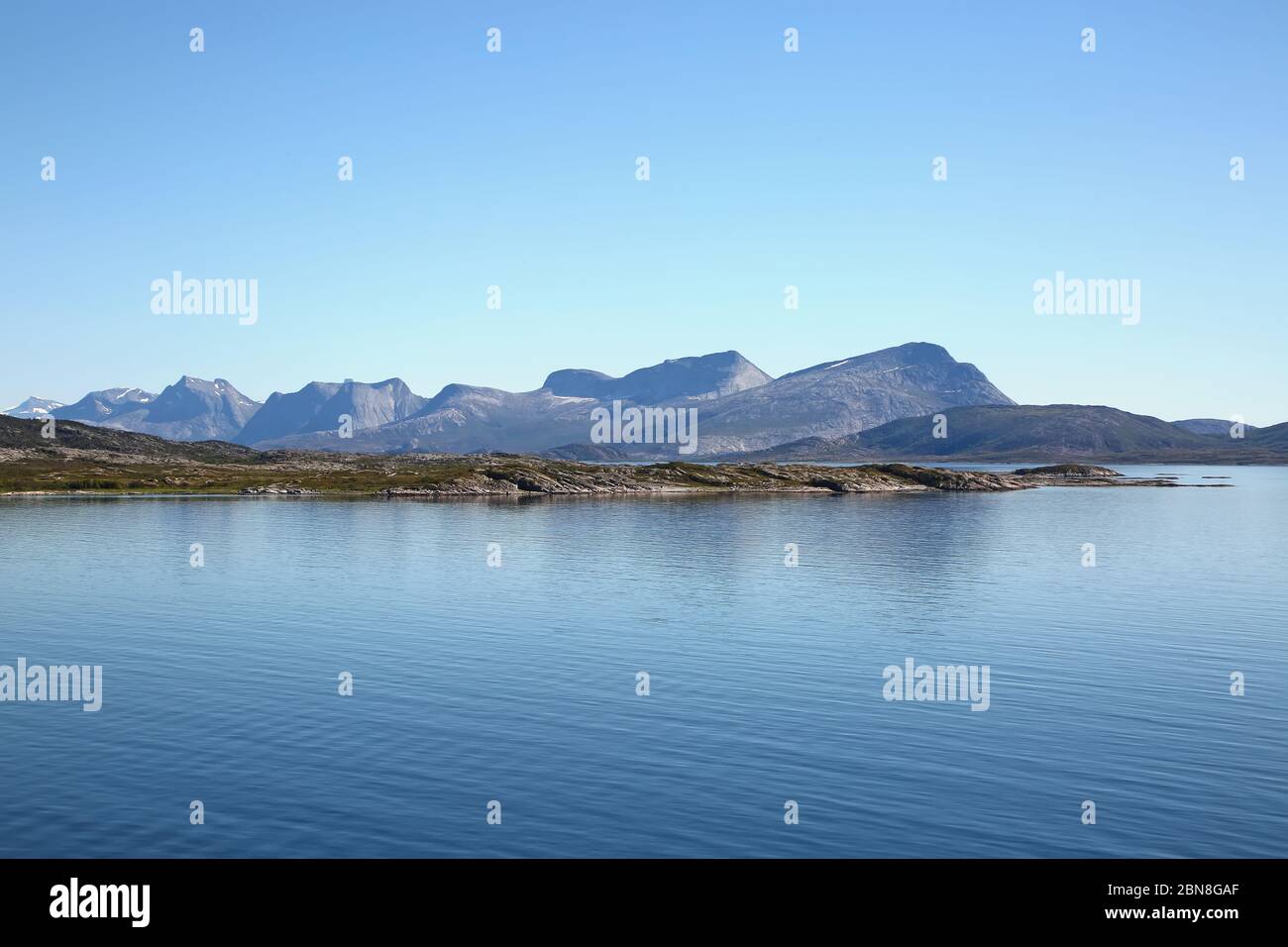Magnifique paysage pittoresque de fjords, îles et passages intérieurs ; Andfjorden et Vestfjorden, entre Bodo et Hammerfest, Norvège. Banque D'Images