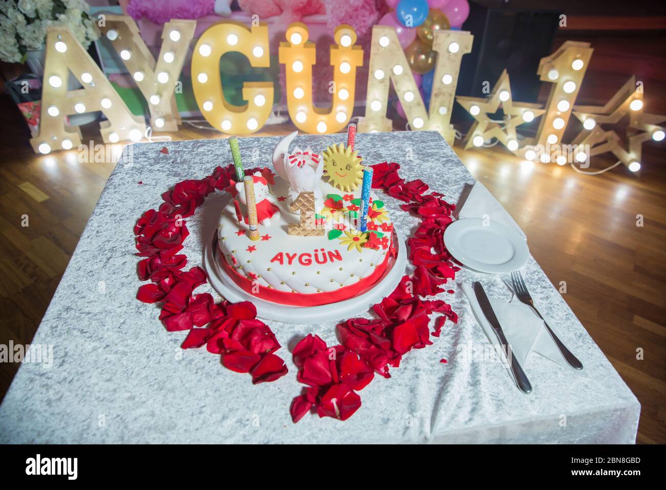 Un Coeur Fait De Petales Sur Une Table Blanche Gateau Blanc Anniversaire De Naissance A Un An Chat Soleil Lune L Ecriture D Aygun Azerbaidjan Bakou 03 12 Photo Stock Alamy