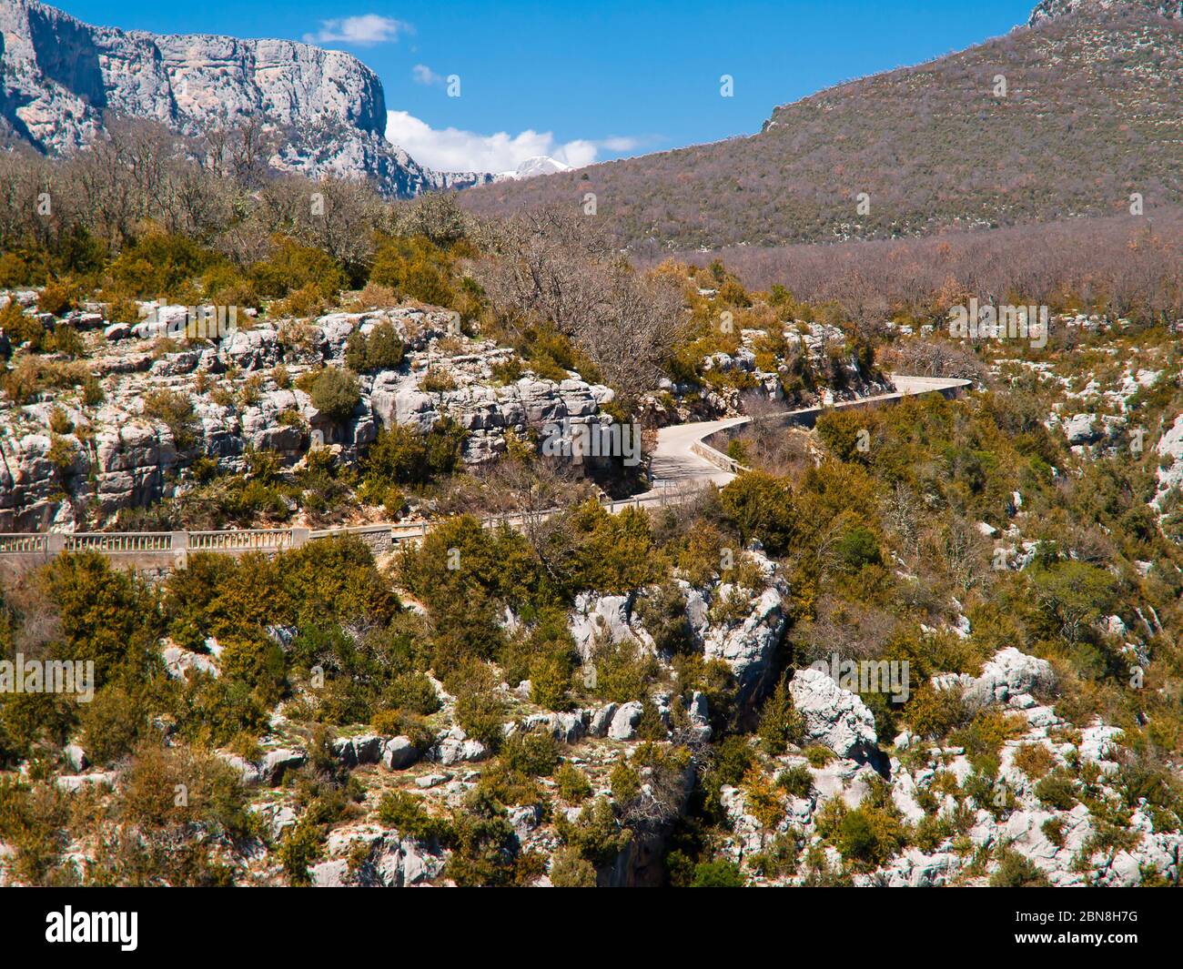 Route le long de la gorge du Verdon (Gorges du Verdon), un canyon fluvial de la Côte d'Azur, Provence, France Banque D'Images