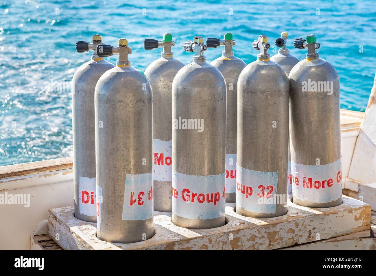 Beaucoup de réservoirs d'oxygène sur le bateau pour les plongeurs Banque D'Images