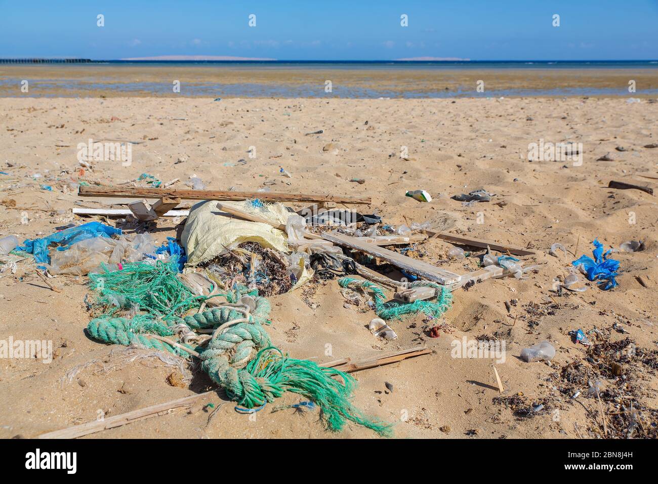 Déchets jetés sur la plage près de la mer rouge en Égypte Banque D'Images