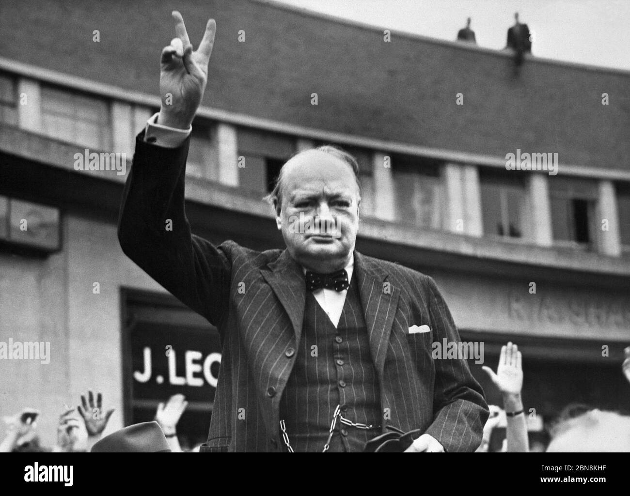 Winston Churchill se saluant avec le signe de la victoire Banque D'Images