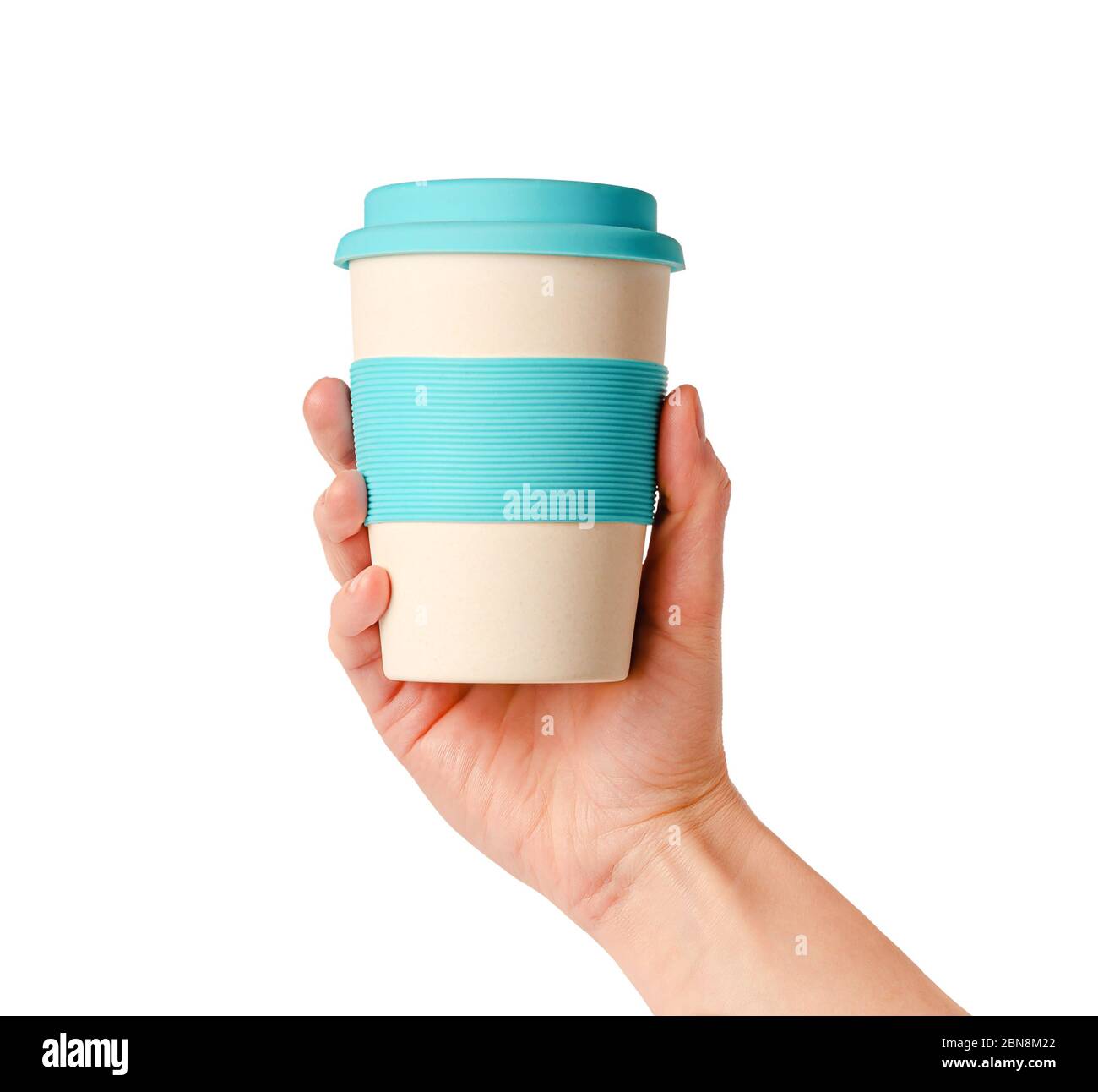 Tasse à café en bambou réutilisable avec support en silicone dans la main femelle. Isolé sur blanc. Un style de vie sans gaspillage. Banque D'Images