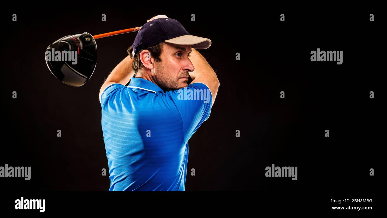 Portrait d'un joueur de golf perfectionnant l'oscillation isolée sur fond sombre, image de bannière Banque D'Images