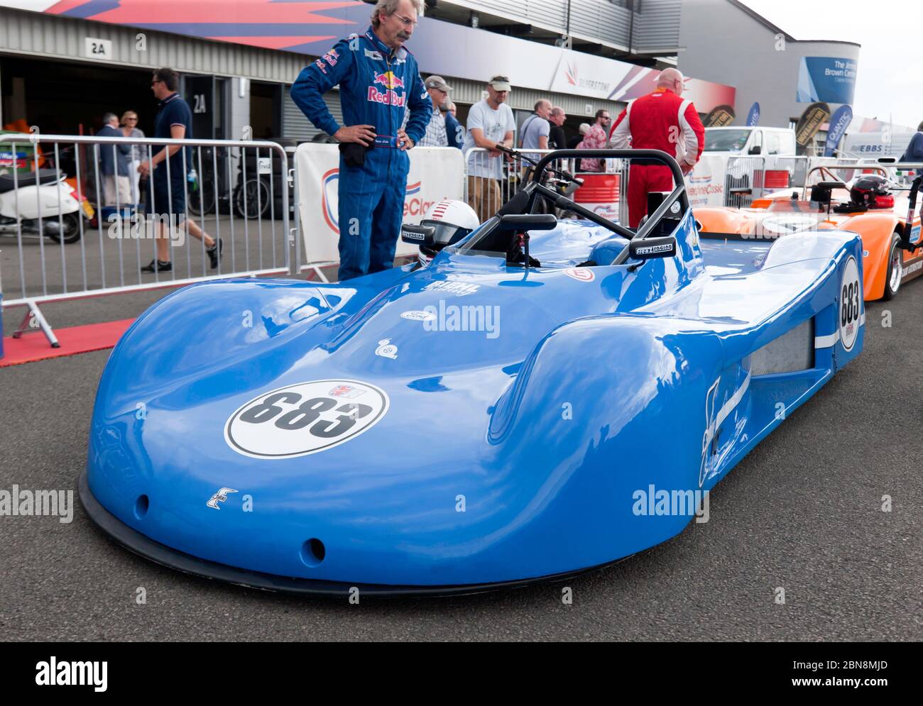 Thomas Hardy debout par son Blue, 1984, Shrike P15, avant le début de la session de qualification pour la HSCC Thundersports Race. Banque D'Images