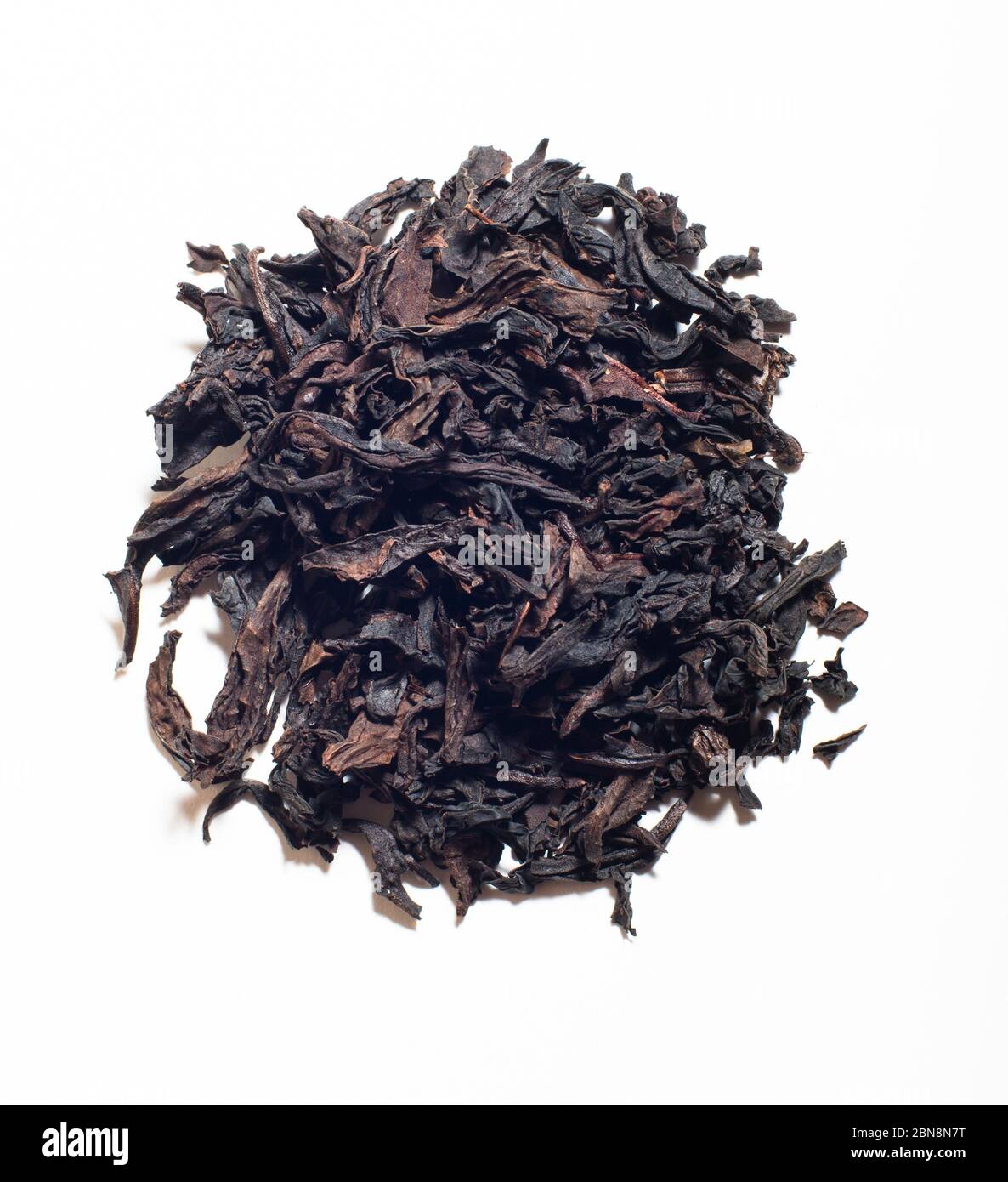 Da Hong Pao Big Red Robe Wuyi Shan thé ooloong rôti en forme ronde isolé Banque D'Images