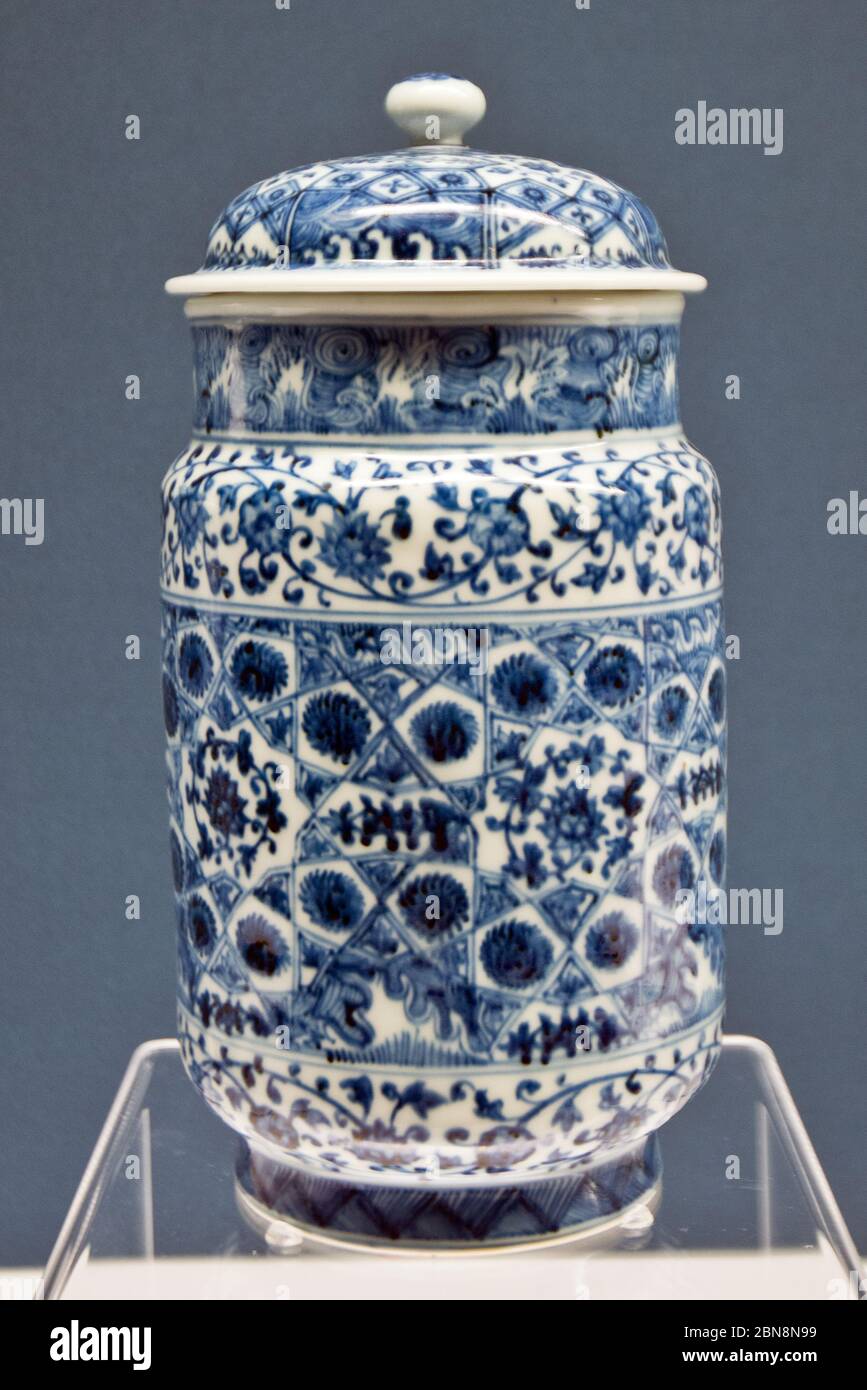 Porcelaine chinoise: Bocal cylindrique bleu et blanc avec brocart - Jingdezhen porcelaine articles (milieu du cinquantaine). Musée de Shanghai Banque D'Images