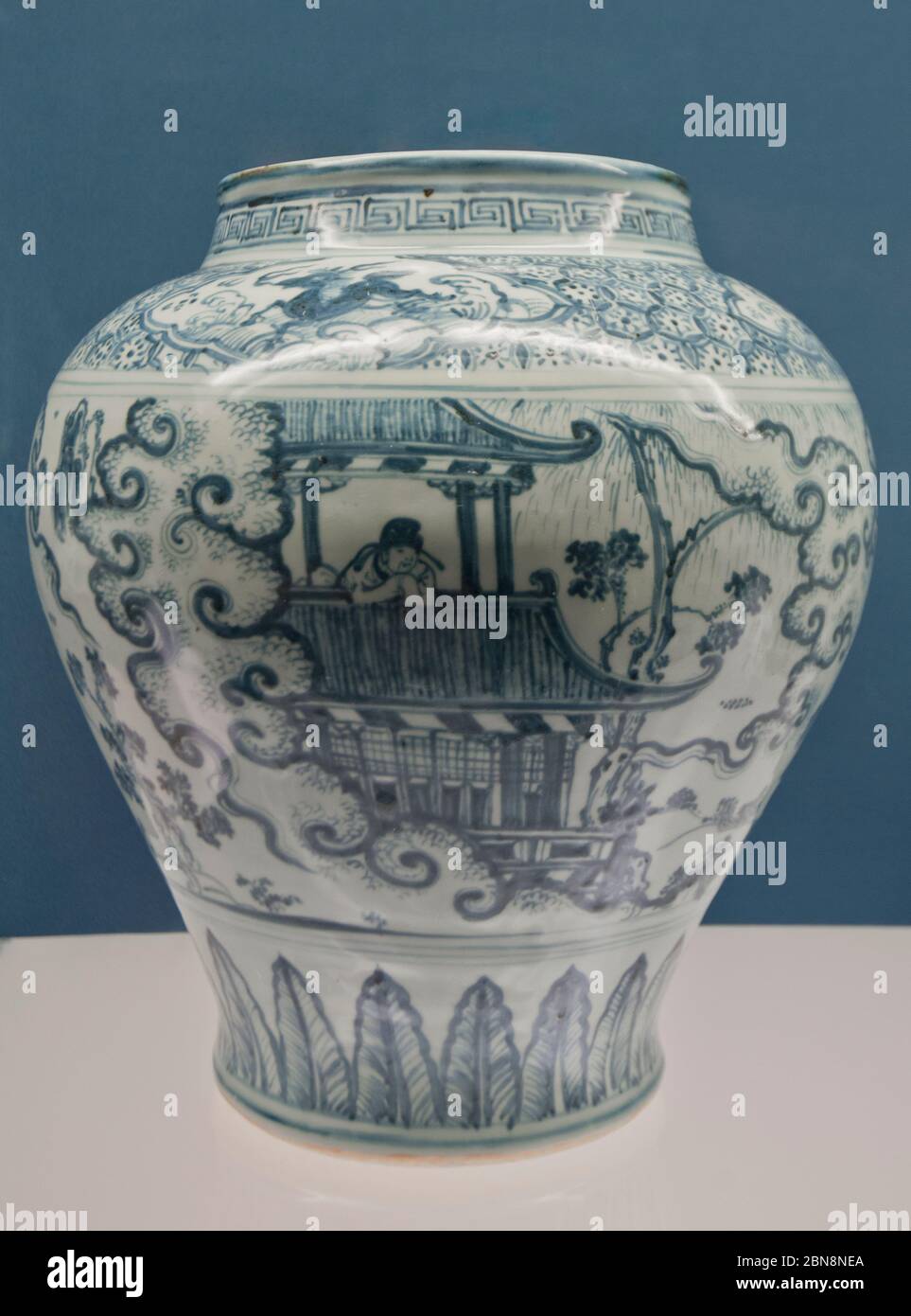 Porcelaine chinoise : pot bleu et blanc avec figures - dynastie Ming, Zhengtong - Tianshun Reign (1436-1464). Musée de Shanghai Banque D'Images