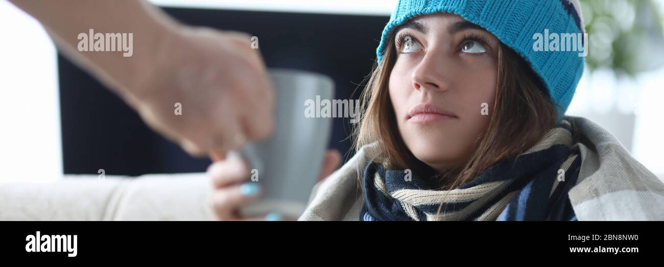 Femme malade buvant du thé Banque D'Images