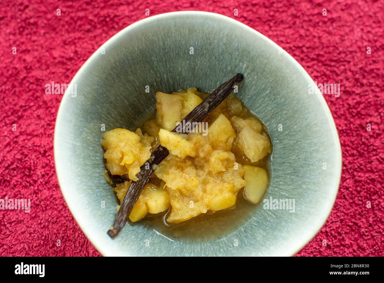 Bol de compote de pomme avec une gousse de vanille Banque D'Images