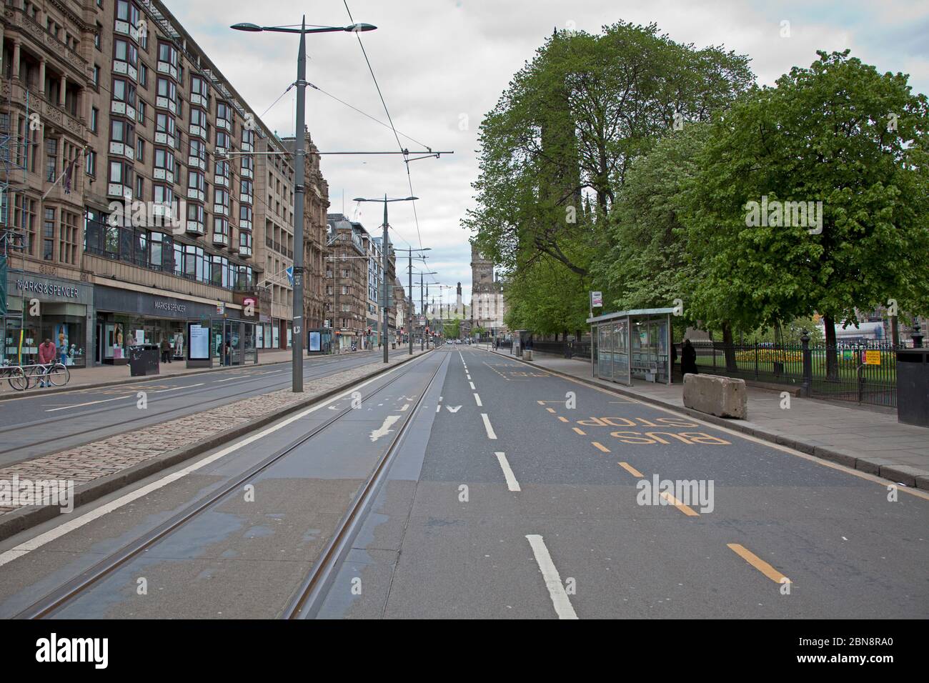 Prince Street, Édimbourg, Écosse, Royaume-Uni. 13 mai 2020. Effets du coronavirus : une heure de pointe exceptionnellement calme dans la capitale écossaise, alors que l'Écosse reste à Lockdown, contraste avec ce que les nouvelles du soir de télévision montrent pour Londres autant de ceux au sud de la frontière écossaise de retour au travail. Banque D'Images