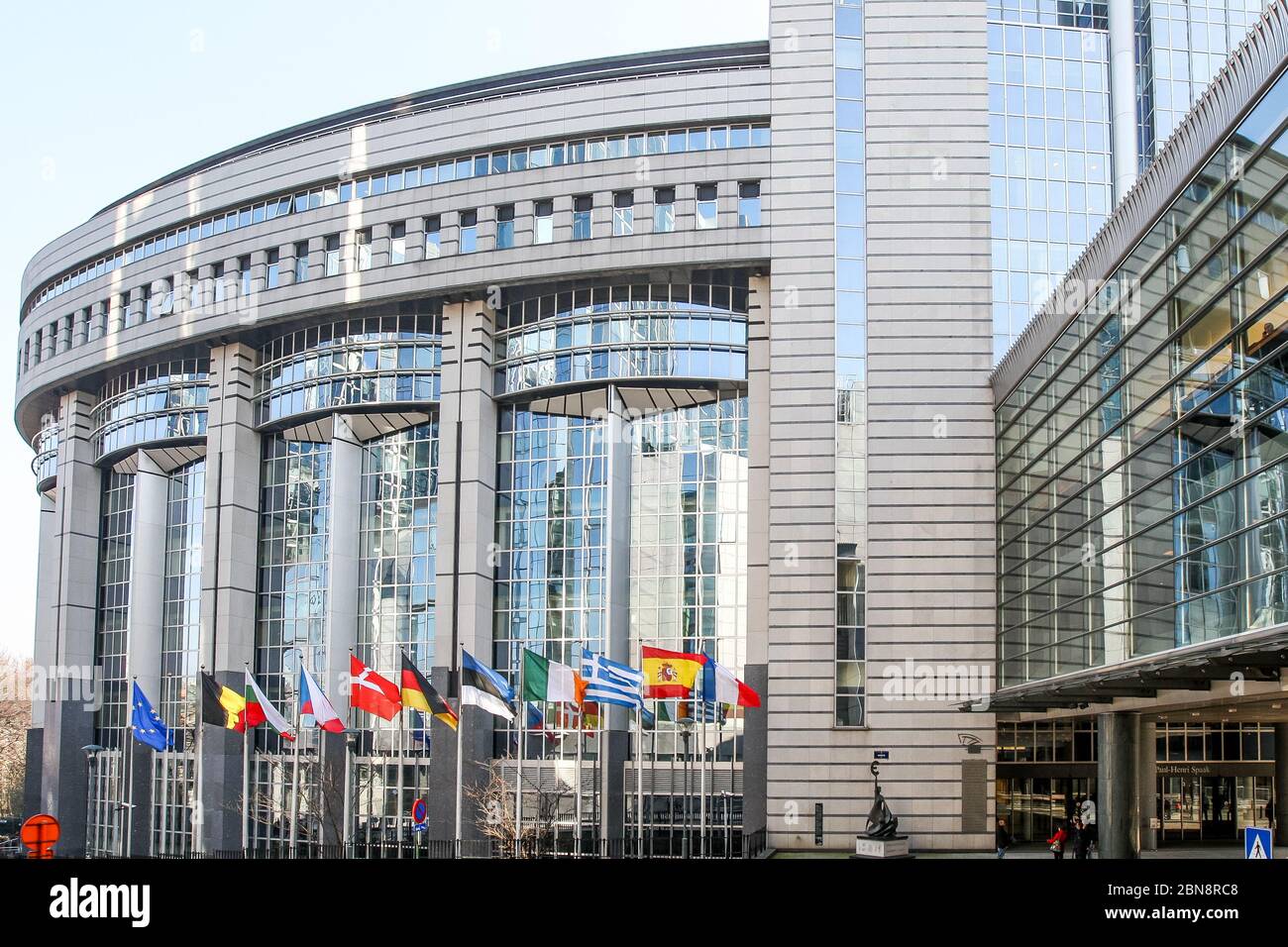 Drapeaux de l'UE hors du Parlement européen, Bruxelles, Belgique - 02 mars 2011 Banque D'Images