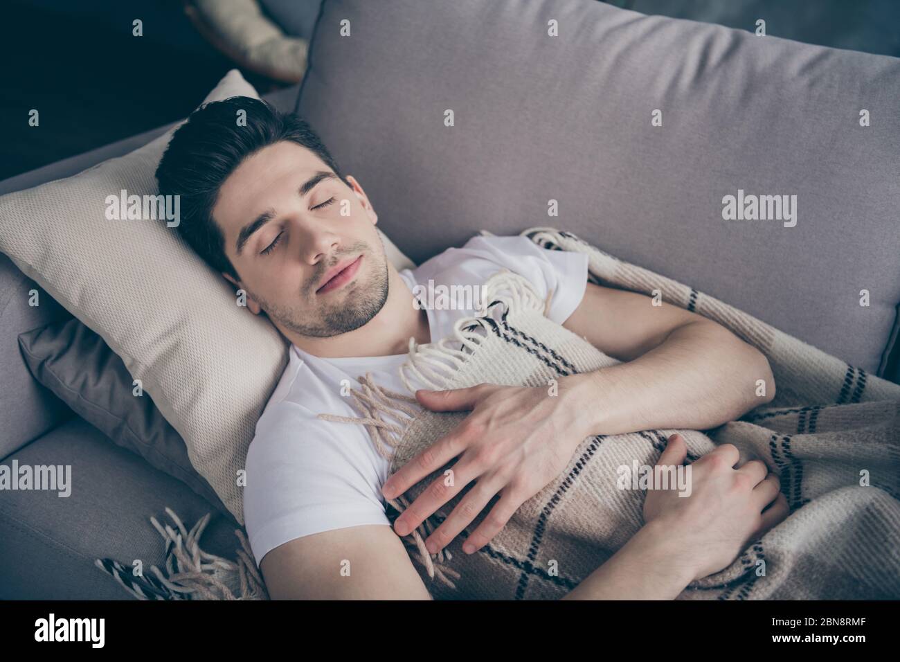 Gros plan portrait de son beau beau calme calme paisible paisible sommeil virile brune gars allongé sur le divan dormant dans le salon à l'intérieur Banque D'Images