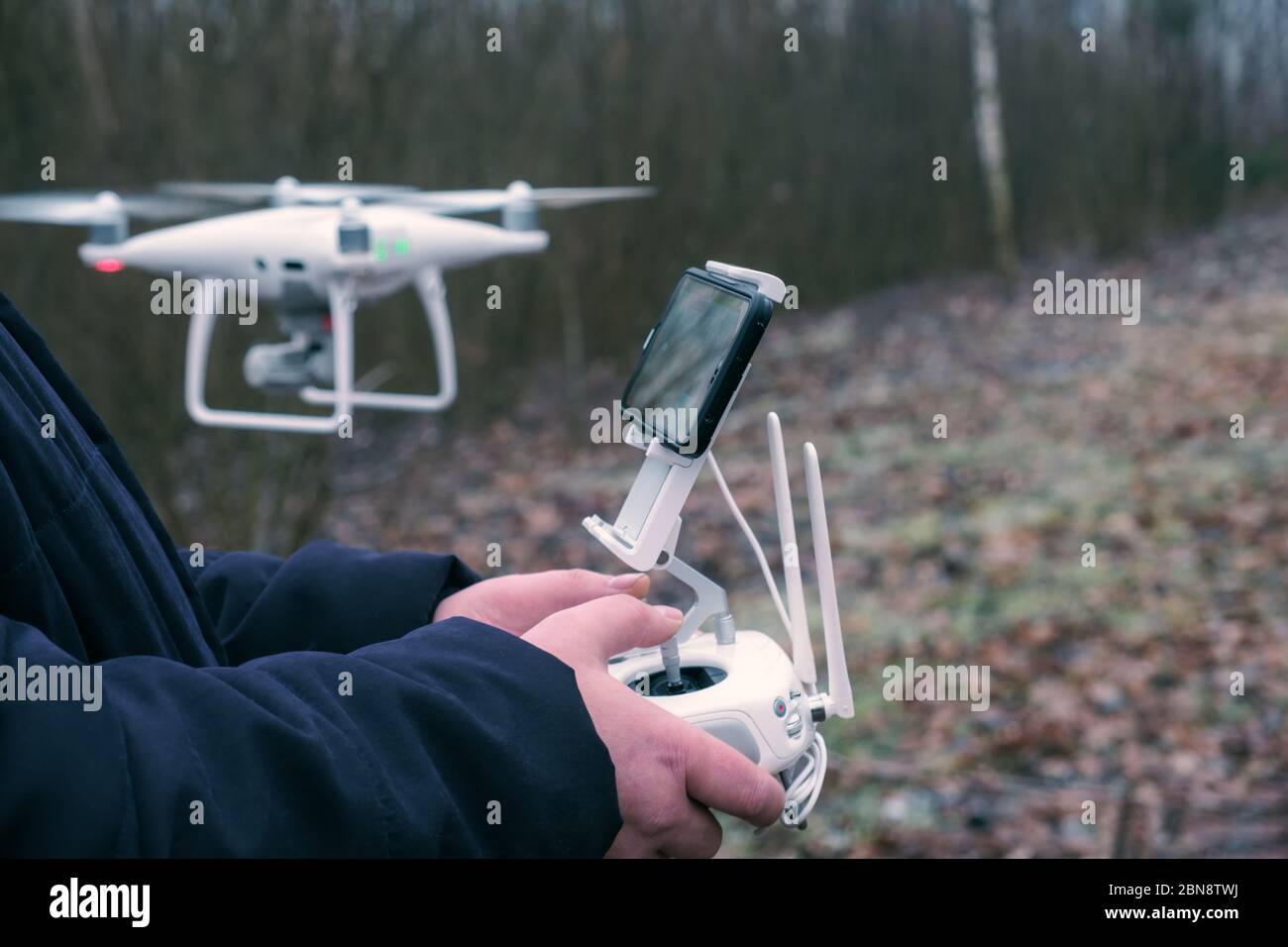 Conduire un drone pendant un vol. Banque D'Images