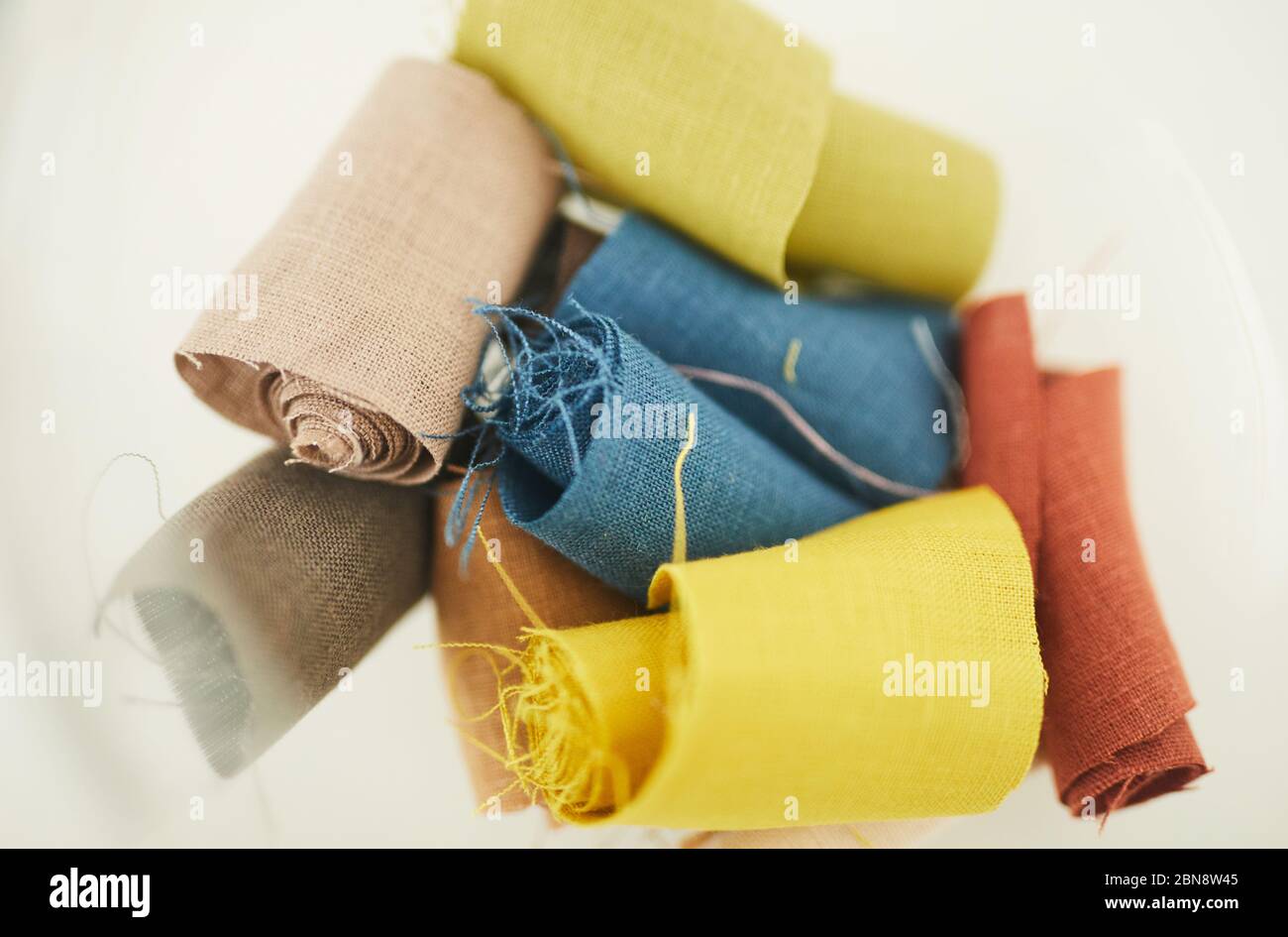 Gros plan de morceaux de tissu de couleur isolés sur fond blanc Banque D'Images