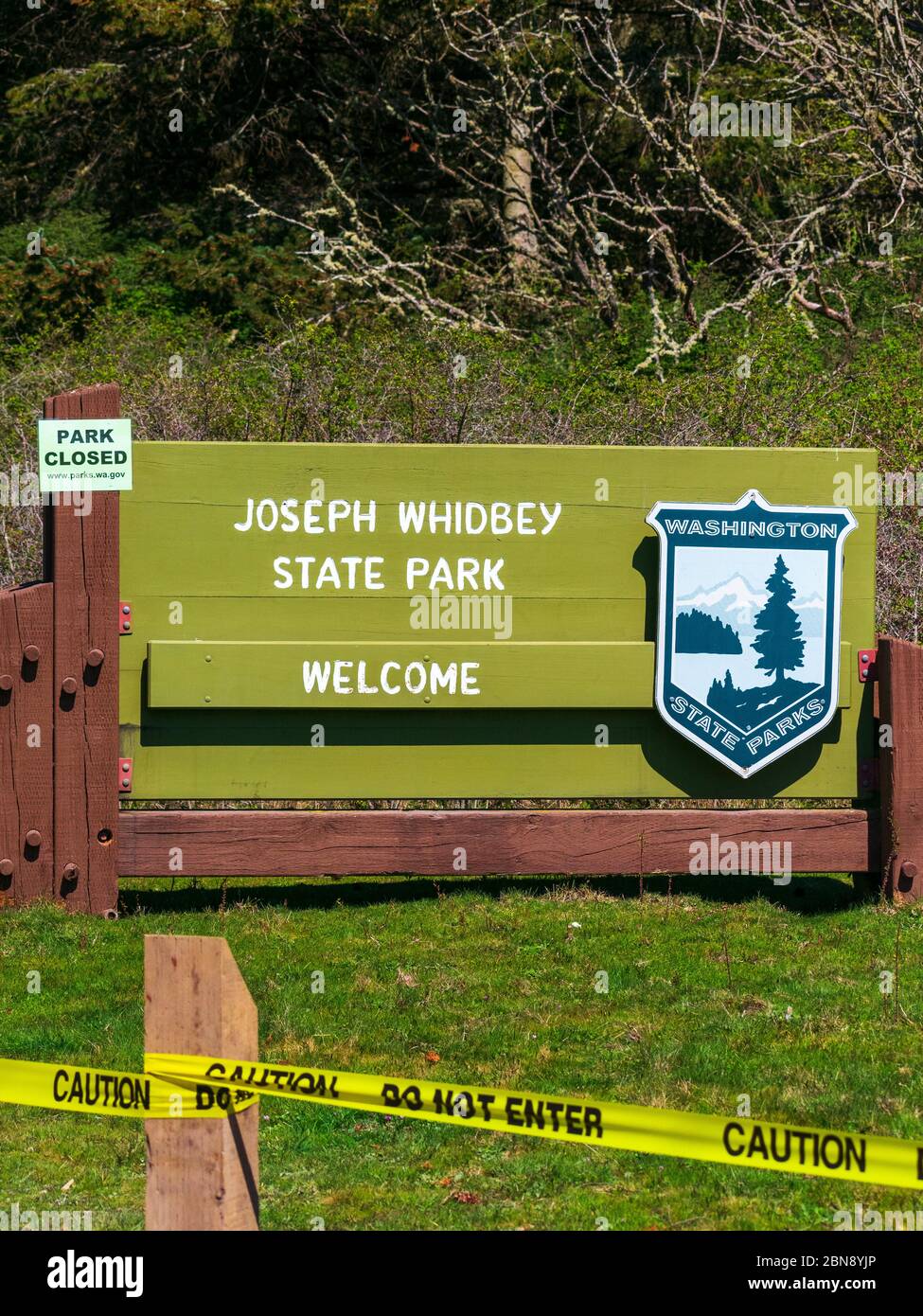 Oak Harbor, Washington / États-Unis - 12 avril 2020 : le parc national Joseph Whidbey est fermé pour la COVID19 Banque D'Images