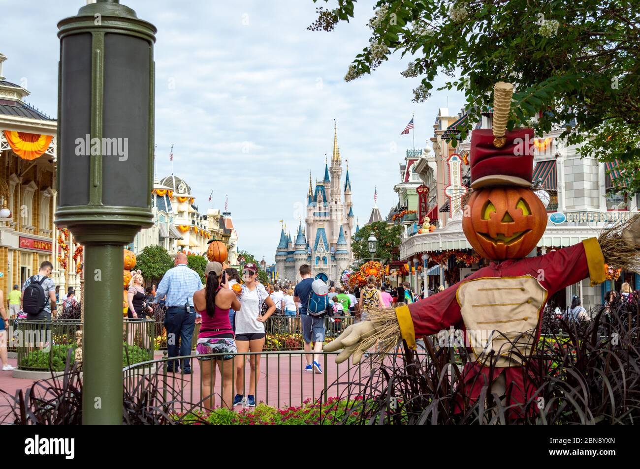 Le château de Disney donne sur les parcs à thème Magic Kingdom d'Orlando, en Floride Banque D'Images
