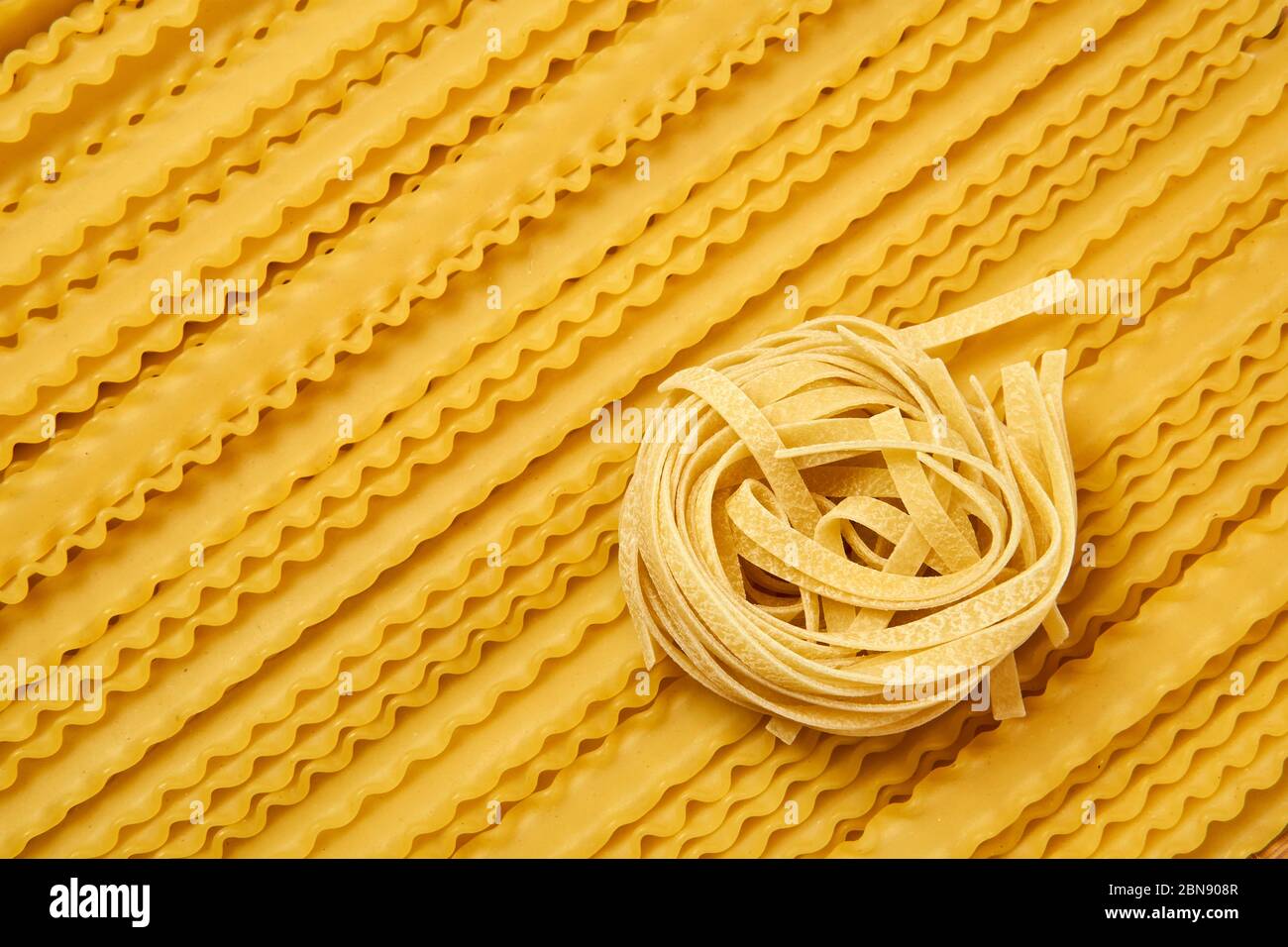 tagliatelle de pâtes sèches et fond doré de mafaldini Banque D'Images
