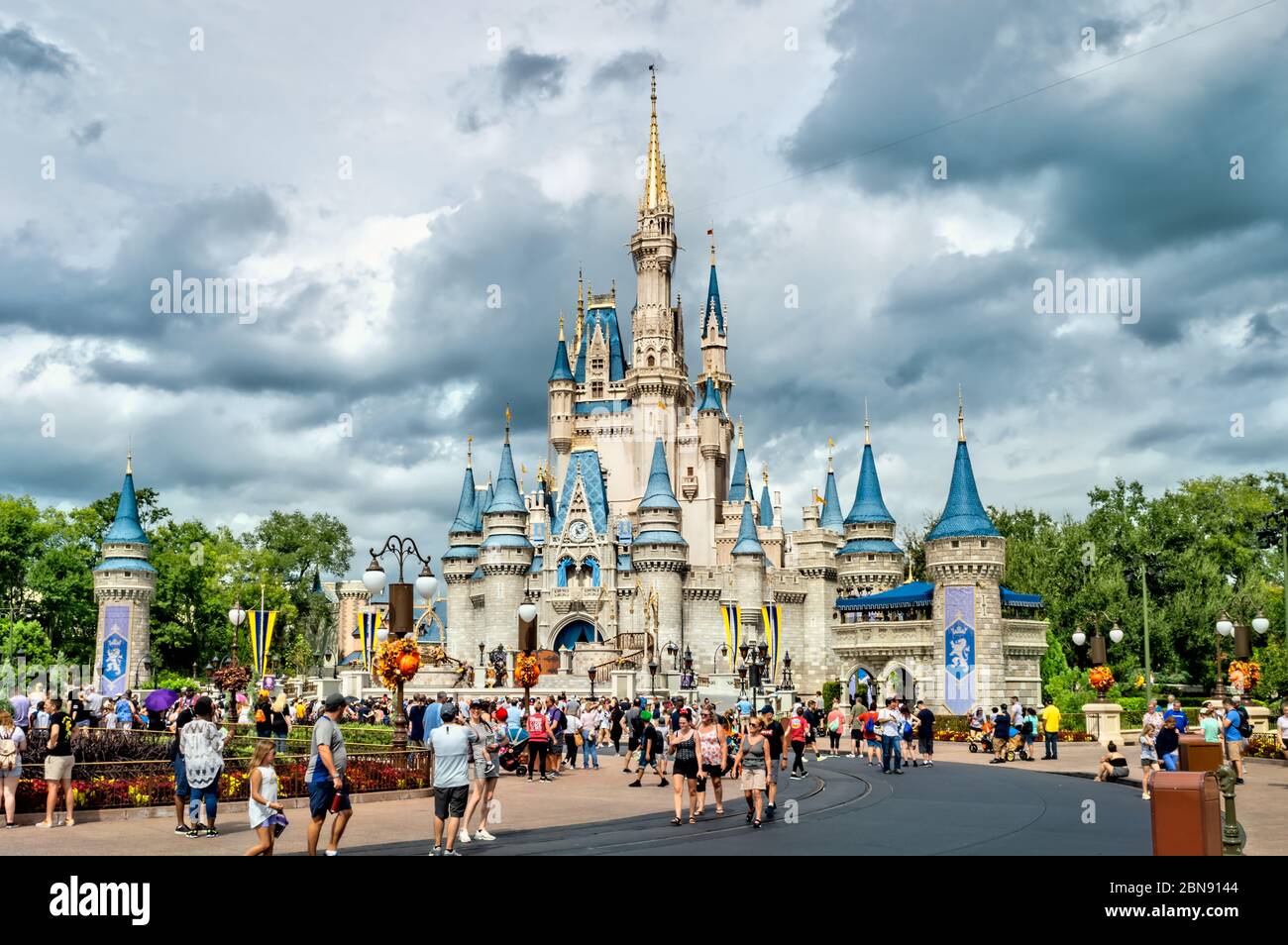 Le château de Disney donne sur les parcs à thème Magic Kingdom d'Orlando, en Floride Banque D'Images