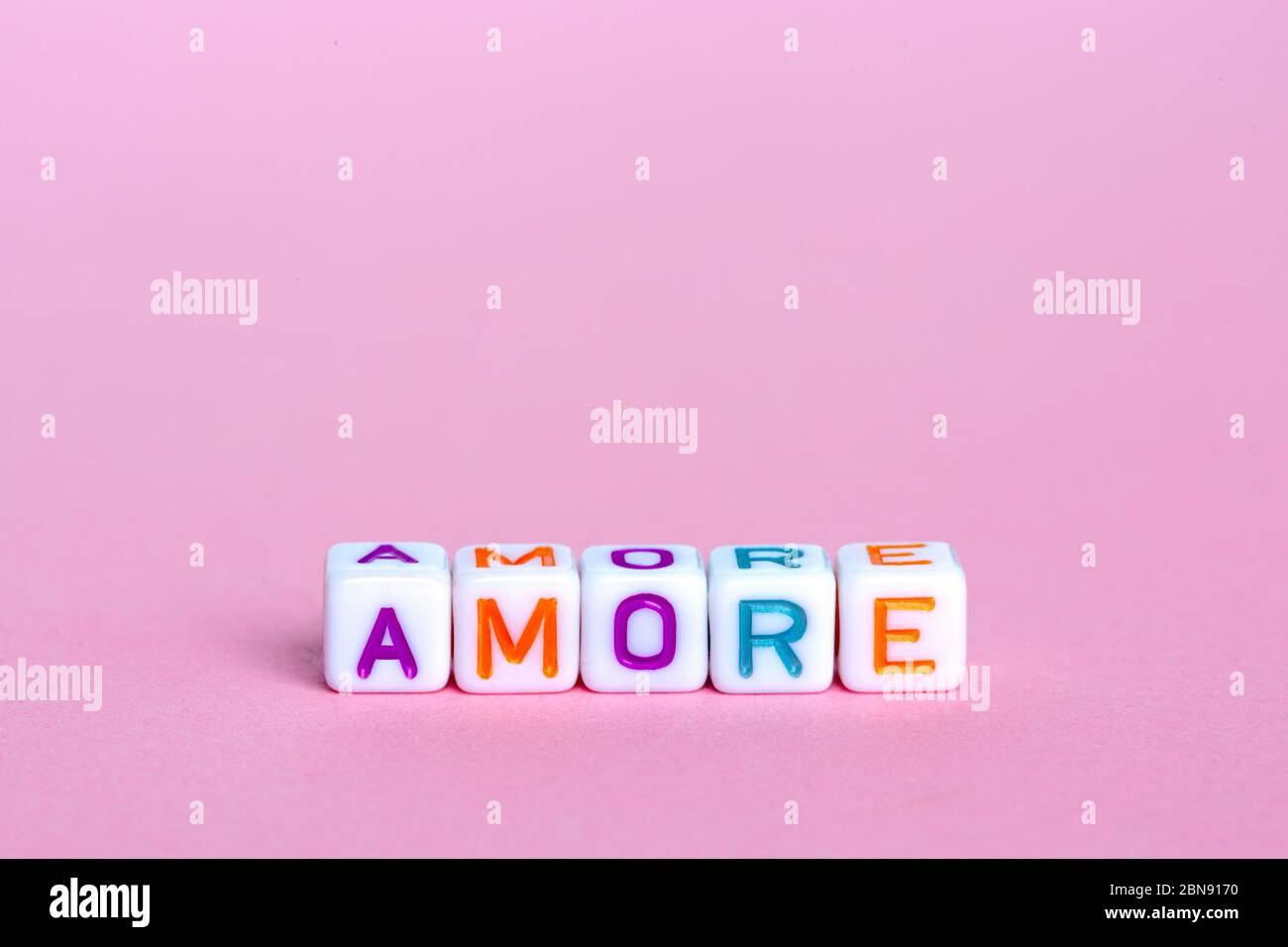 Le Mot Amour En Italien Perles Sous Forme De Cube Avec Texte Sur Fond Rose Conception De Concept Bonne Saint Valentin Photo Stock Alamy Le Mot Amour En Italien Perles Sous Forme De Cube Avec Texte Sur Fond Rose Conception De Concept Bonne Saint Valentin Photo Stock Alamy
