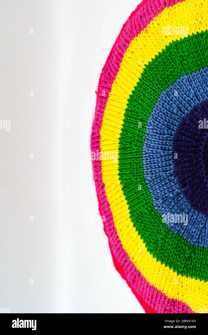 Gros plan d'un article en maille en forme d'arc-en-ciel, espace pour la copie à gauche. Banque D'Images