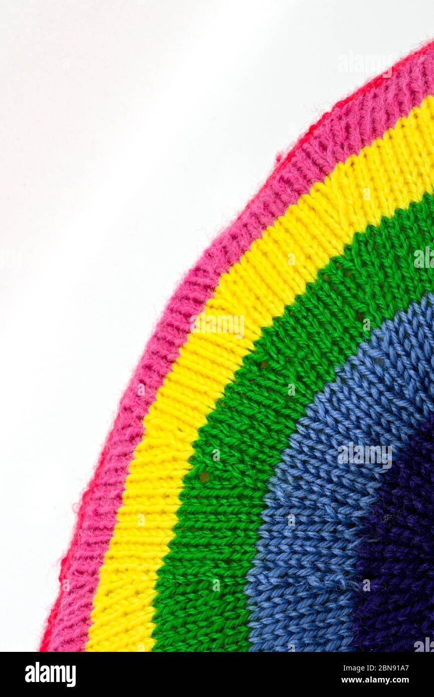 Gros plan d'un article en maille en forme d'arc-en-ciel, espace pour copier en haut à gauche. Banque D'Images