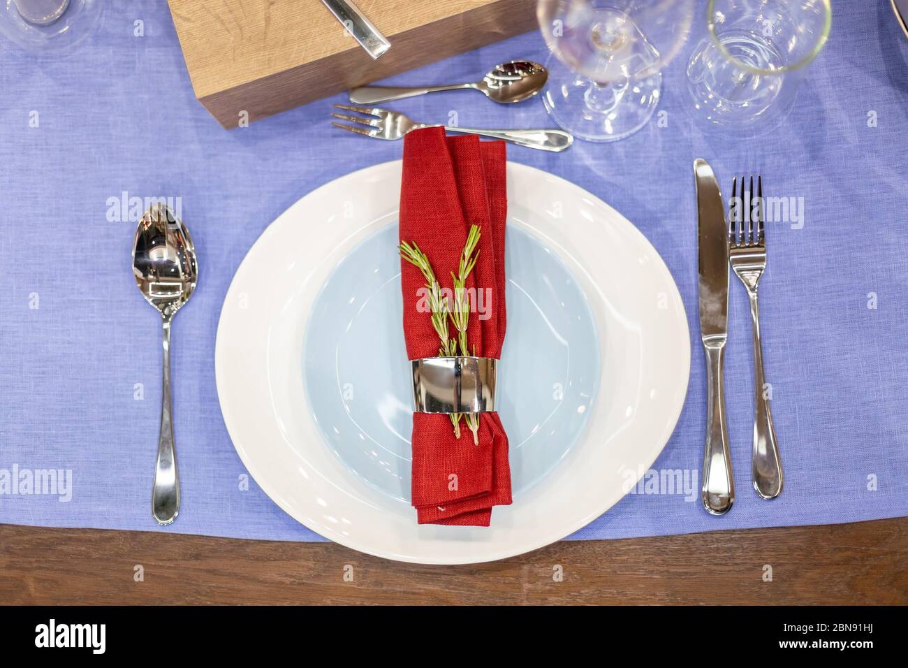 table avec nappe bleue, plaque blanche et bleue, serviette rouge dans un  support en acier, appareils en acier, gobelets en verre. vue de dessus,  gros plan Photo Stock - Alamy