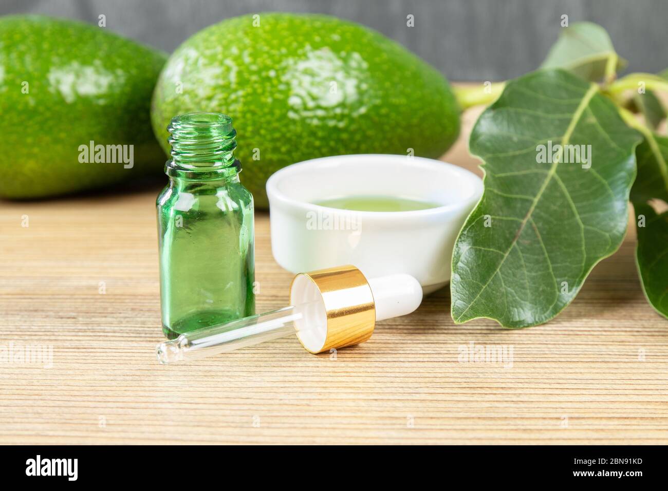 Huile d'avocat cosmétique en bouteille compte-gouttes, maquette. Bouteille en verre. Maquette d'avocat et d'huile d'olive. Bio naturel soin de peau cosmétique. Huile essentielle d'avocat d Banque D'Images