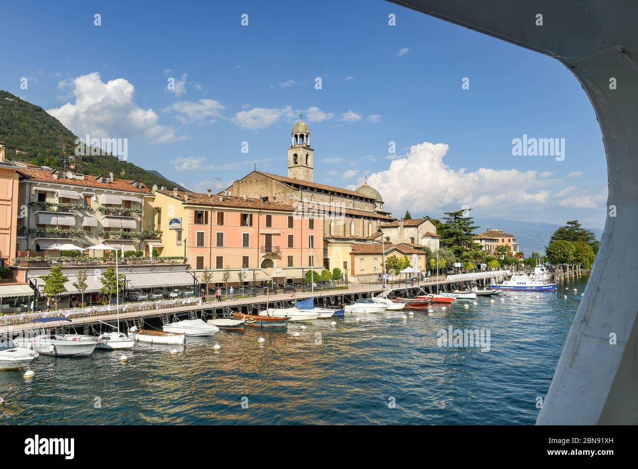 SALO, ITALIE - SEPTEMBRE 2018 : bord de lac de la ville de Salo sur le lac de Garde avec vue encadrée par la fenêtre d'un ferry. Banque D'Images