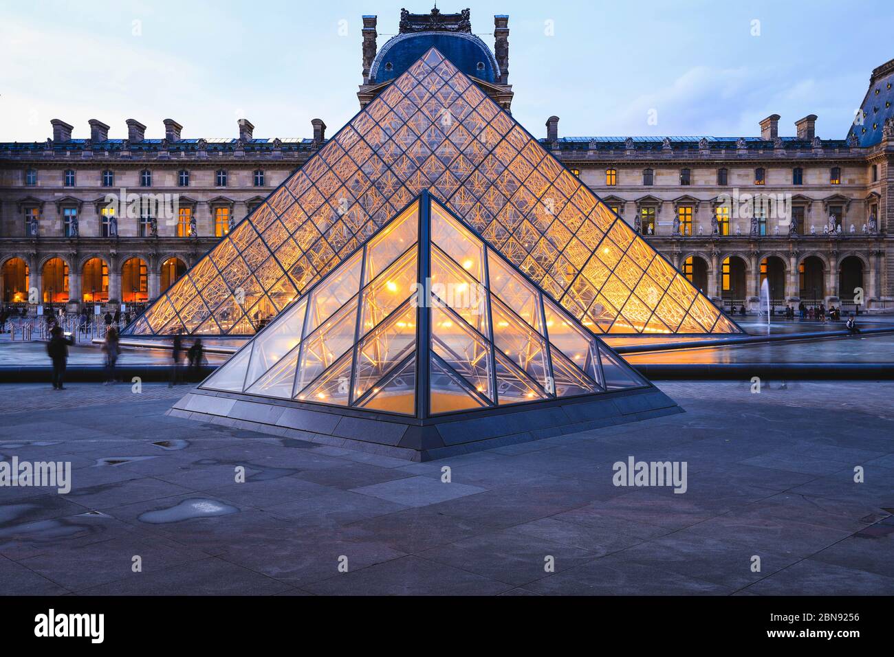 Paris - 26 décembre 2018 : Musée du Louvre au crépuscule en hiver, c'est l'un des sites les plus populaires de Paris Banque D'Images
