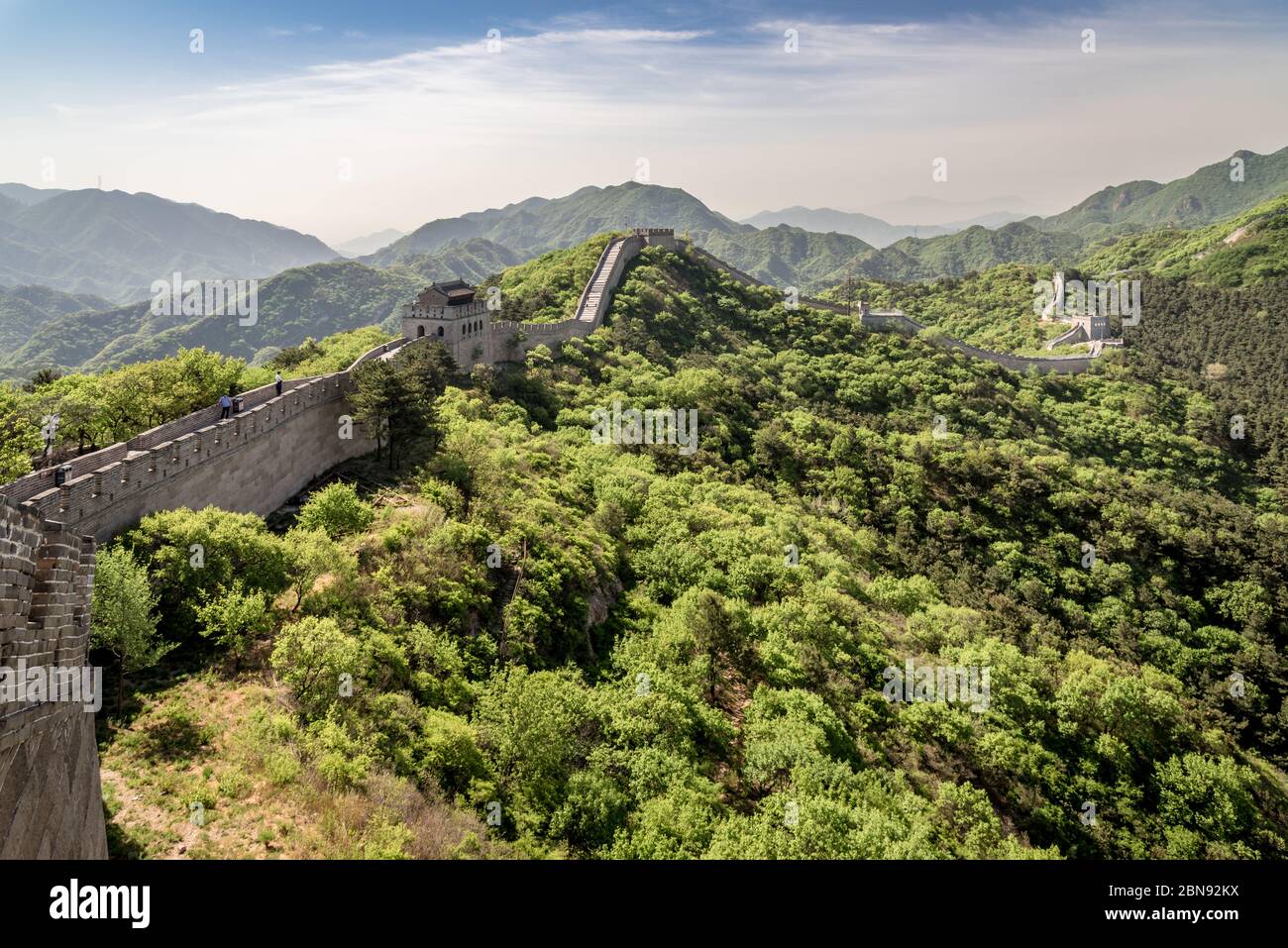 La Grande Muraille, Badaling avec feuillage de printemps brillant Banque D'Images