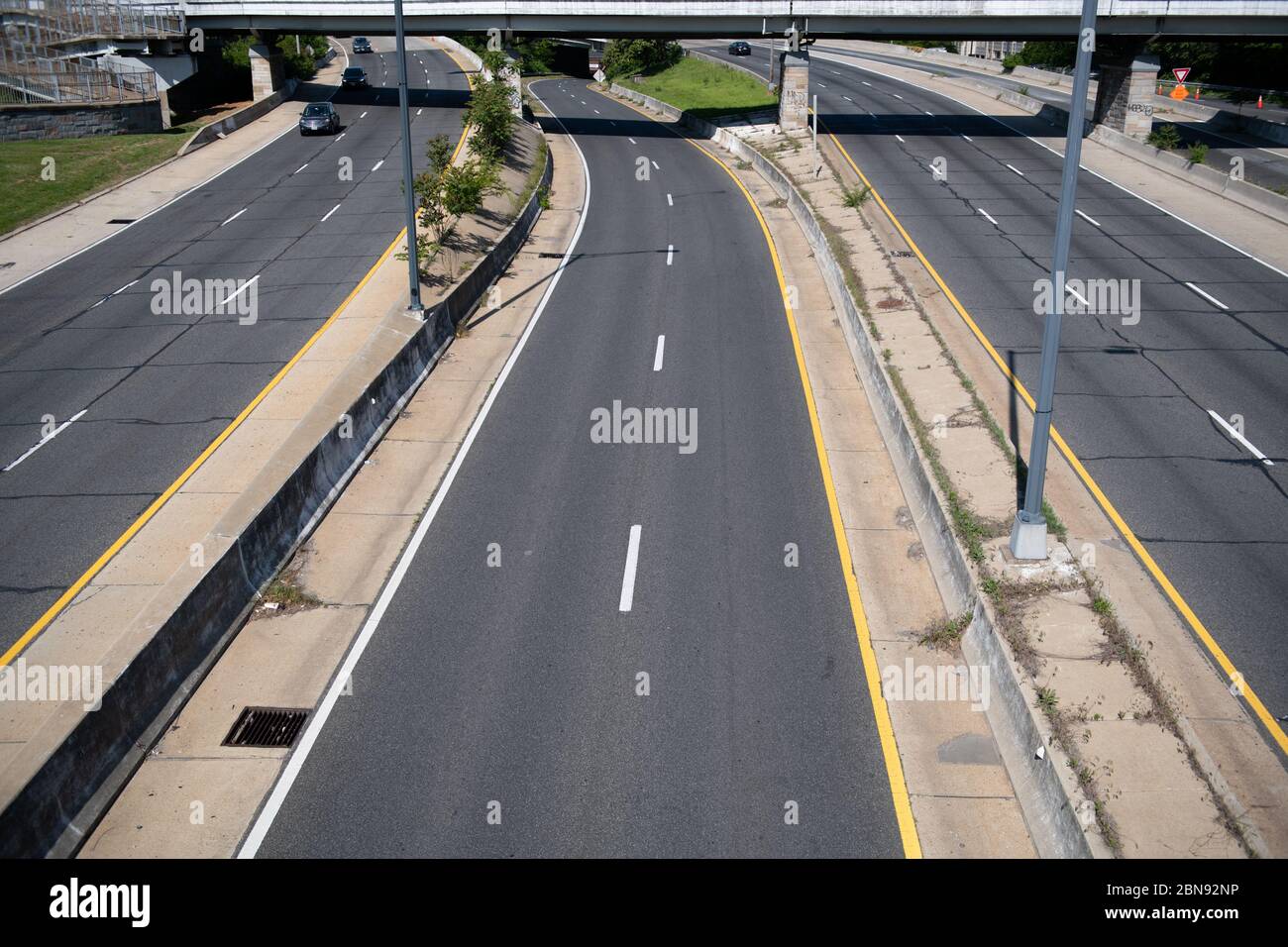 Washington, États-Unis. 13 mai 2020. Vue générale d'un carrefour Interstate-395 vide à Washington, DC, à l'heure de pointe le 13 mai 2020, dans le contexte de la pandémie du coronavirus. Aujourd'hui, alors que le nombre de morts américain a atteint 85,000, le président de la Réserve fédérale a averti que le coût économique potentiel de la pandémie COVID-19 n'avait pas de précédent moderne et sans une action forte du Congrès, il pourrait causer une vague de faillites conduisant à des dommages économiques permanents. (Graeme Sloan/Sipa USA) Credit: SIPA USA/Alay Live News Banque D'Images