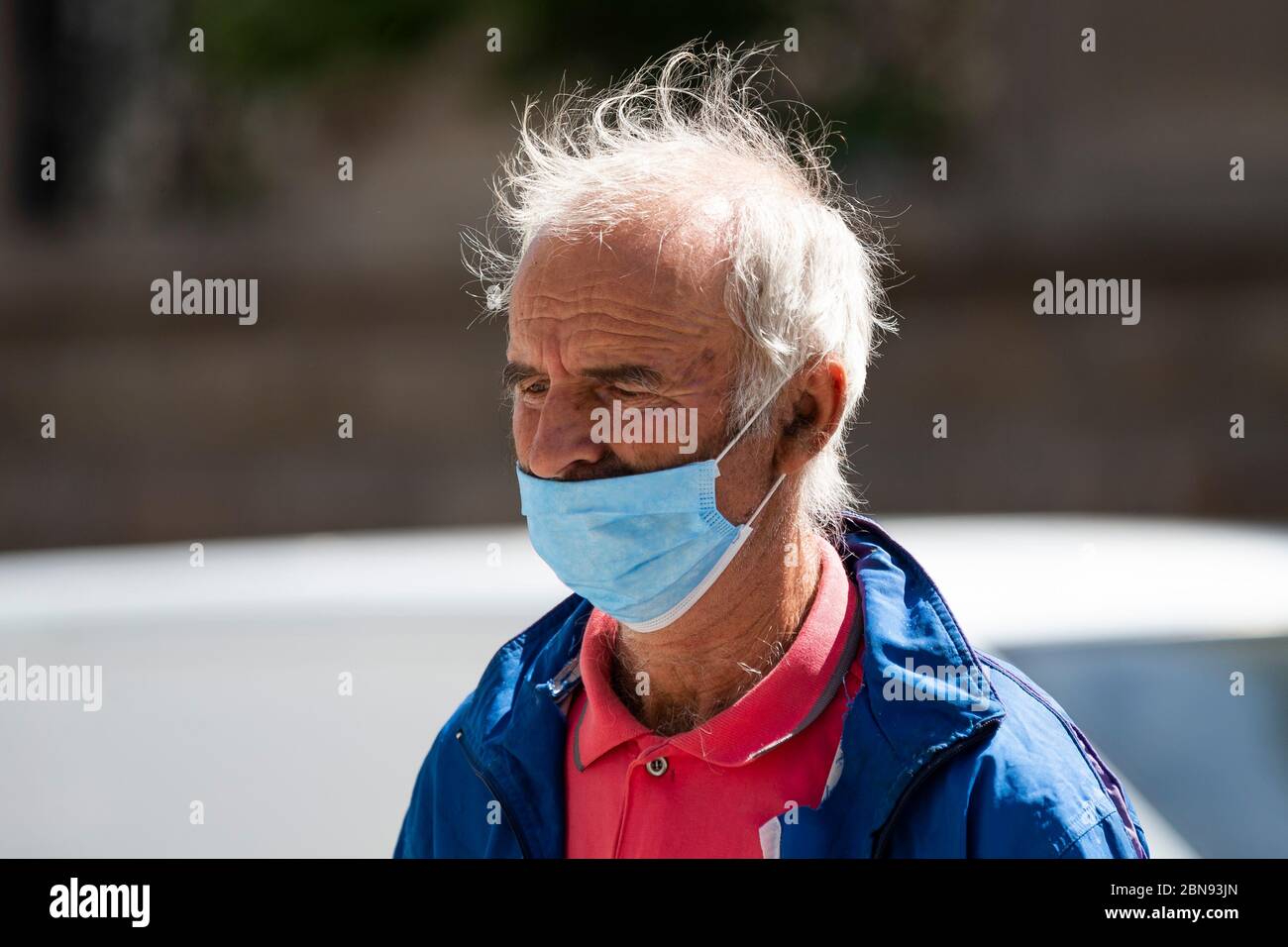 Un vieil homme avec masque traverse la ville pendant la normalisation de la vie après le coronavirus Lockdown (COVID-19) à Belgrade, Serbie, le 9 mai 2020. Le Président serbe Aleksandar Vucic avait déclaré l'état d'urgence pour mettre fin à la propagation du coronavirus. Le gouvernement a également interdit à tous les plus de 65 ans de quitter leur foyer. Suite à la baisse du nombre de patients atteints du coronavirus, le gouvernement a aboli l'état d'urgence. Banque D'Images