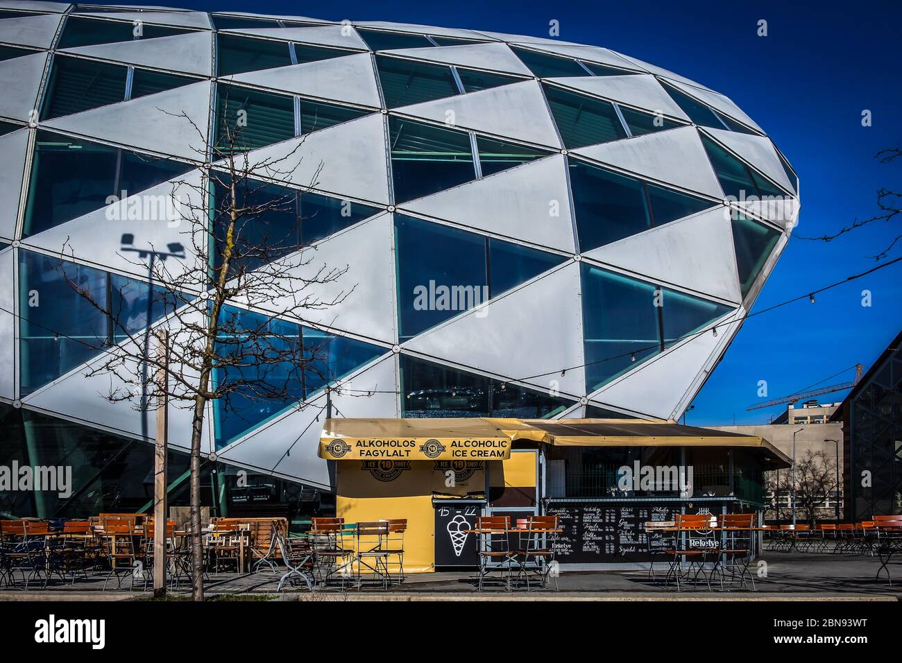 Budapest, Hongrie, mars 2020 vue sur un cabane avec terrasse près de la Balna ou de la « Baleine de verre » servant des boissons et de la crème glacée Banque D'Images