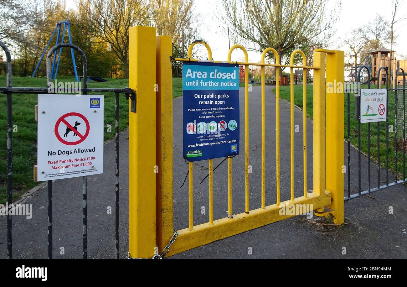 Londres, Royaume-Uni - 04 avril 2020 : panneau de zone fermée sur la clôture du parc Lewisham en raison du coronavirus covid-19. Entrer dans de nombreux lieux publics est prohib Banque D'Images