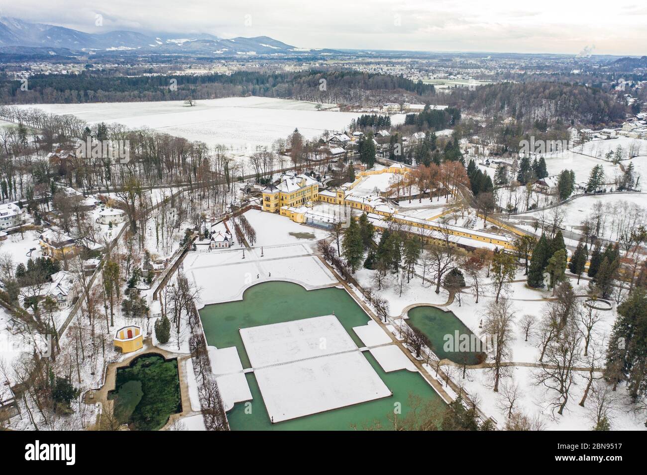 Vue aérienne de Schloss Hellbrunn couverte de neige près de la périphérie de Salzbourg en hiver Banque D'Images