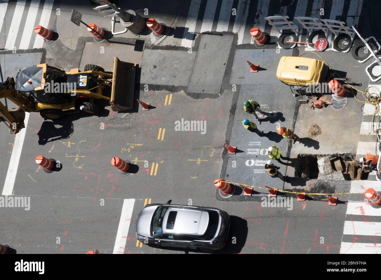 Ouvriers travaillant sur une rue de New York City Street, USA Banque D'Images