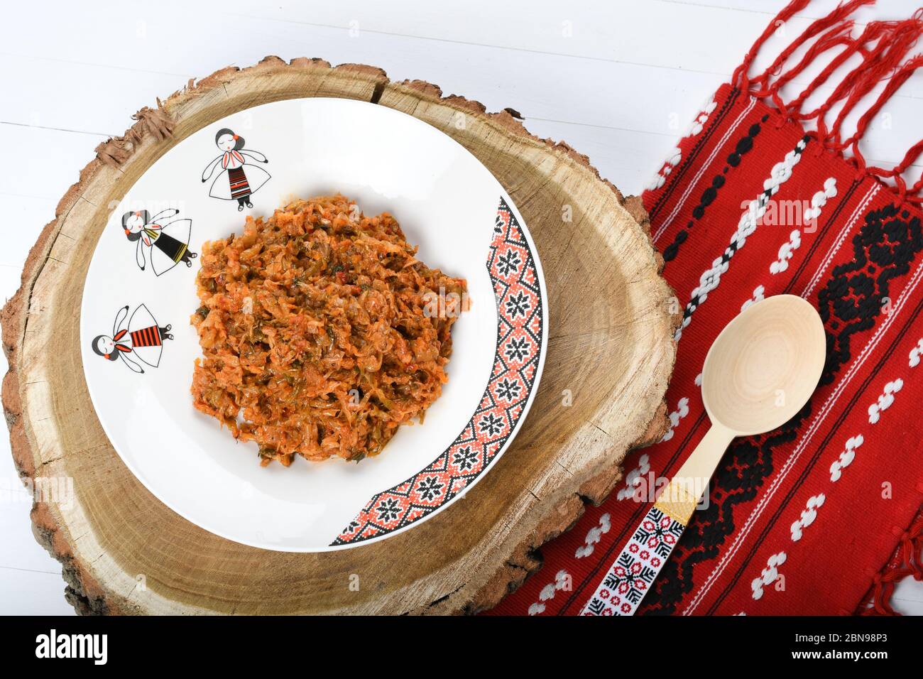 Plat traditionnel roumain de chou à mâche, servi dans une assiette traditionnelle sur un morceau de bois et une serviette rouge traditionnelle Banque D'Images