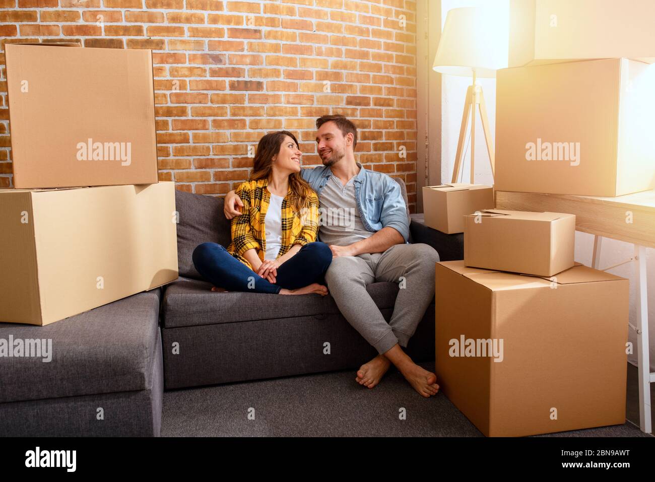 Couple heureux ont pour déplacer et organiser tous les paquets. Concept de la réussite, le changement, la positivité et l'avenir Banque D'Images