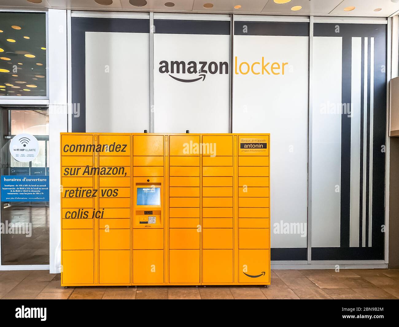 Amazon Locker dans le centre commercial, point de ramassage orange pour les marchandises par correspondance portant le logo de la marque Amazon. Photographie mobile. Lyon, France - 23 février Banque D'Images