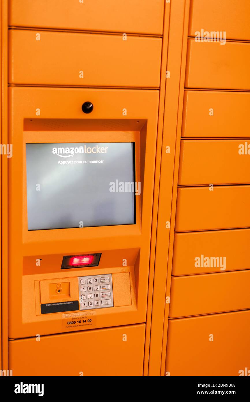 Amazon Locker dans le centre commercial, point de ramassage orange pour les marchandises par correspondance portant le logo de la marque Amazon. Gros plan de l'écran. Lyon, France - 23 février 20 Banque D'Images