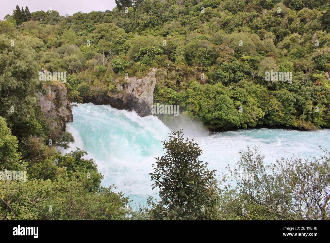 Superbes chutes Huka de la rivière Waikato dans le district de Taupo dans la région de Waikato sur l'île du Nord en Nouvelle-Zélande. La cascade massive et puissante est surro Banque D'Images