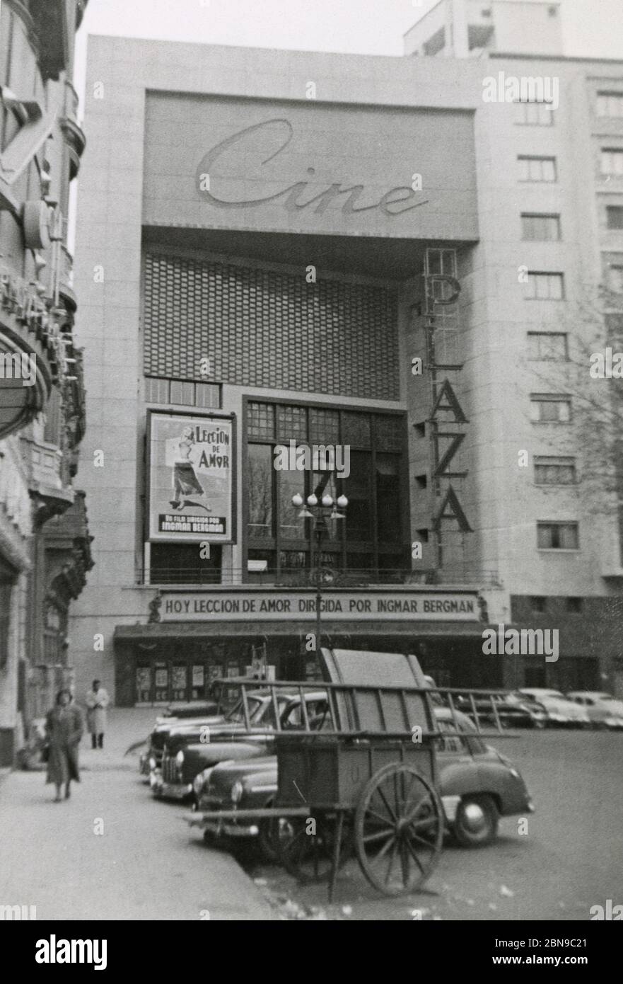 Photographie d'époque, cinéma Plaza à Montevideo, Uruguay, le 5 juillet 1955. Avec affiche et marquise pour Ingmar Bergman’s A Lesson in Love (una lección de amor). Pris par un passager qui a débarqué d'un bateau de croisière. SOURCE : PHOTO ORIGINALE Banque D'Images