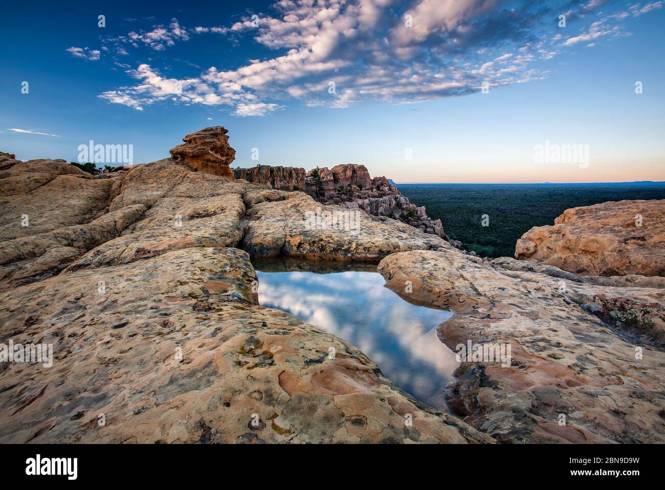 Poche d'eau en grès de grès Bluffs Overlook, monument national El Malpais, Nouveau-Mexique, États-Unis Banque D'Images