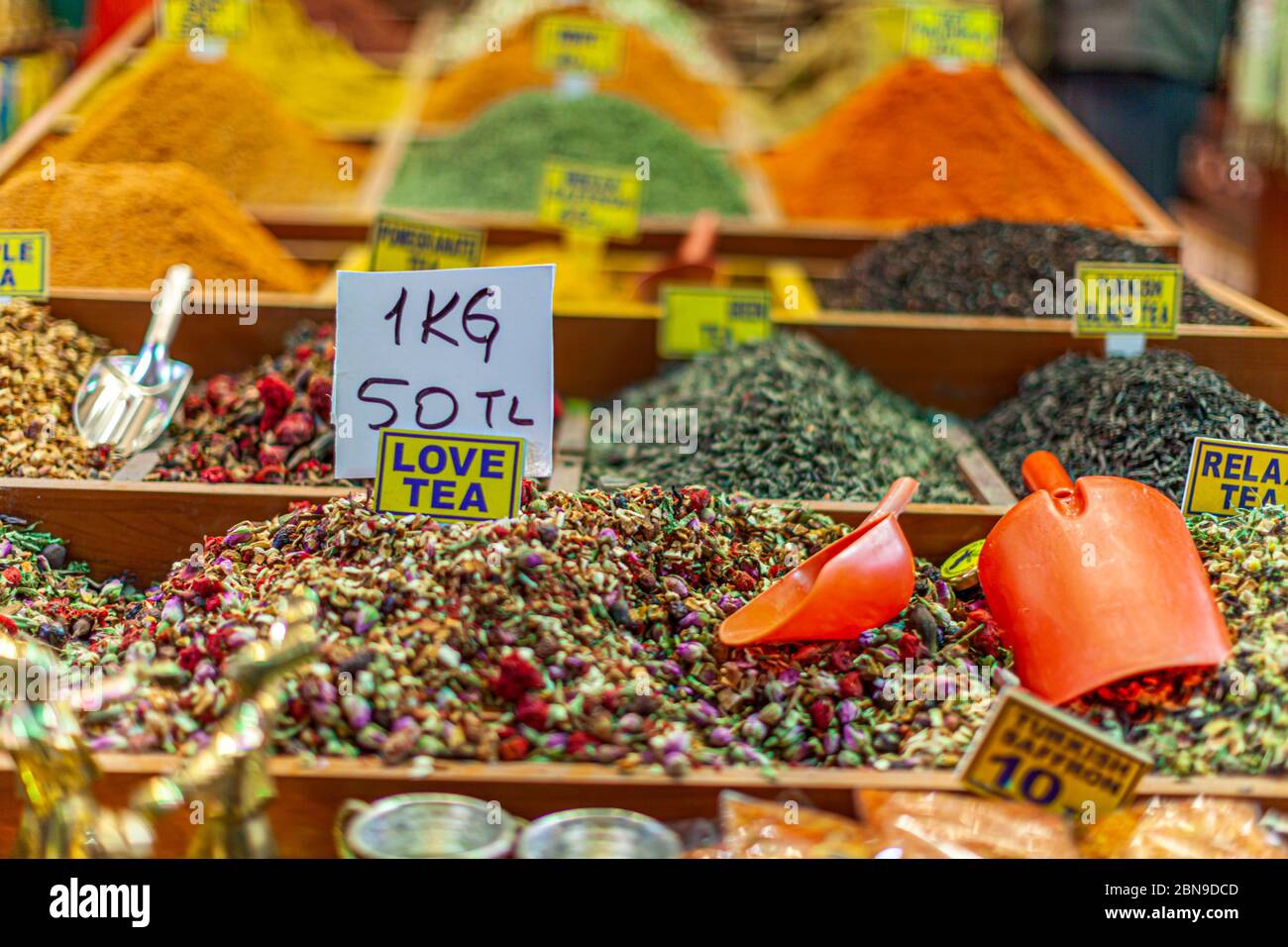 Mélange de thé d'amour dans la stalle du marché turc à Fatih, Istanbul, Turquie Banque D'Images