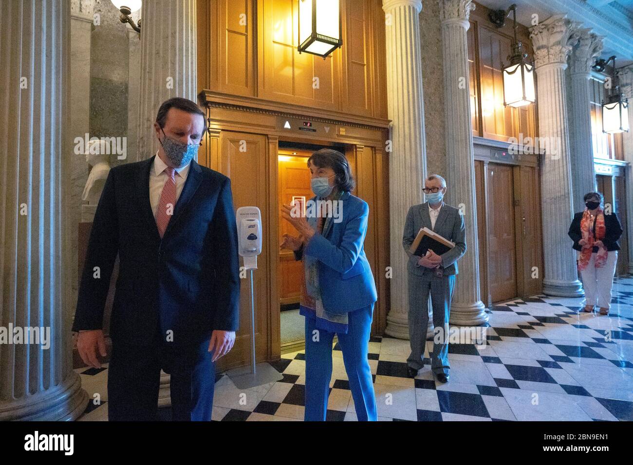 Washington, DC, États-Unis. 13 mai 2020. Le sénateur américain Chris Murphy (démocrate du Connecticut), à gauche, et le sénateur américain Dianne Feinstein (démocrate de Californie) marchent jusqu'à l'étage du Sénat au Capitole des États-Unis à Washington, DC, États-Unis, le mercredi 13 mai 2020. Credit: Stefani Reynolds/CNP | usage dans le monde crédit: dpa/Alay Live News Banque D'Images