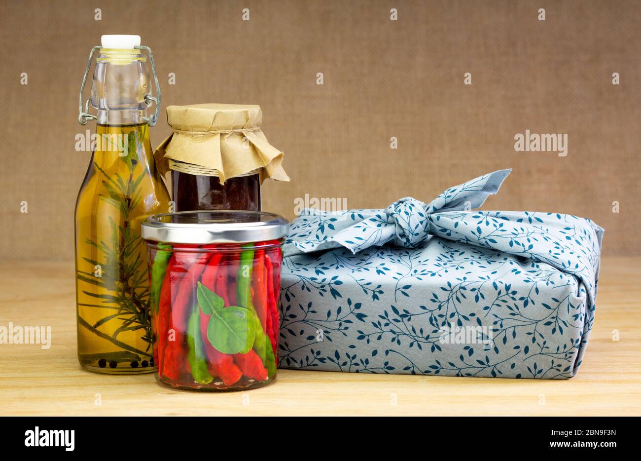 Confitures et conserves maison authentiques avec cadeau en tissu. Fabriquer, cuire, recycler et réutiliser pour des dons durables et zéro déchet Banque D'Images