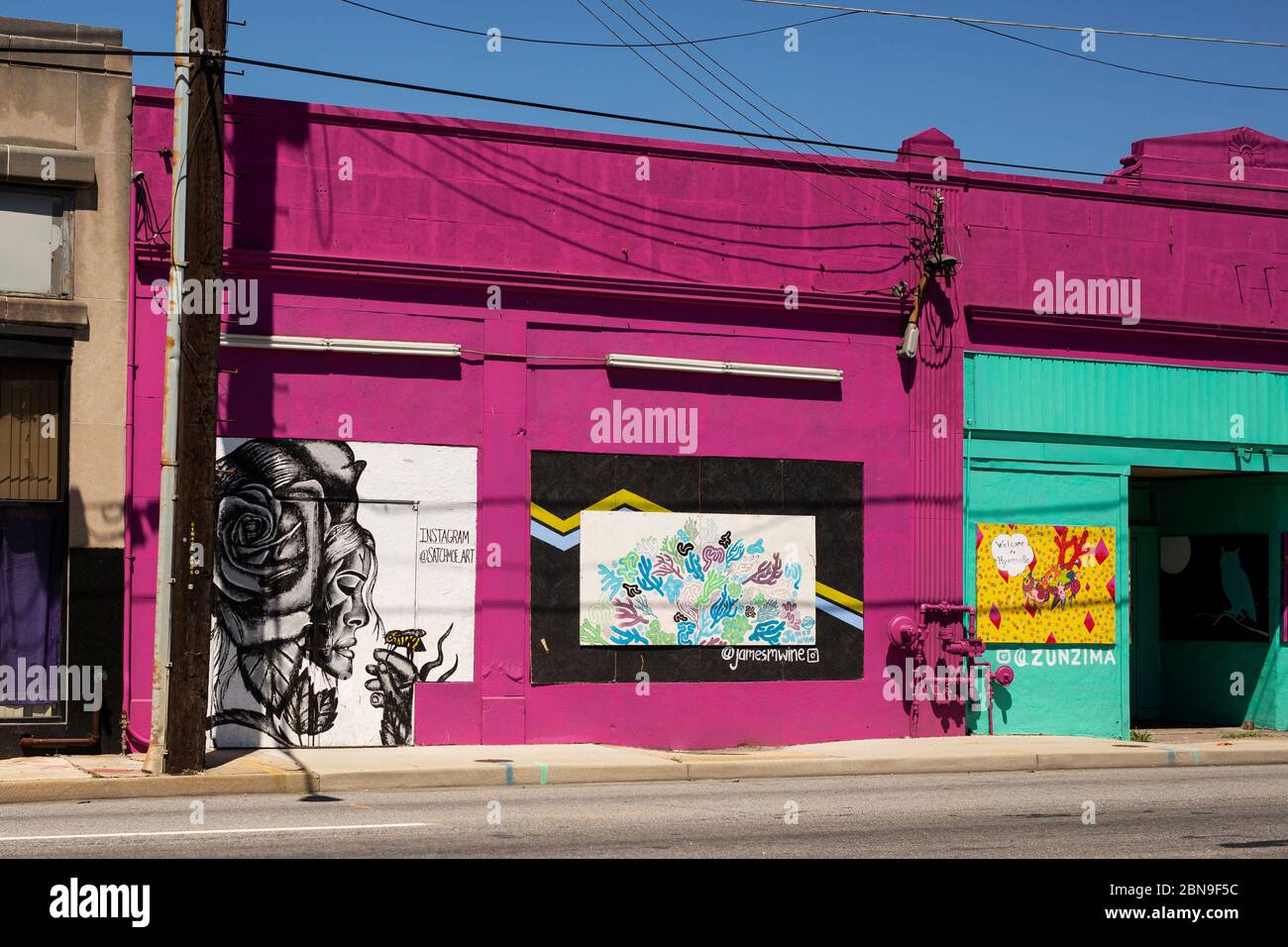 Street art sur un bâtiment rose vif sur Hamilton Street à Hyattsville, Maryland, Etats-Unis. Banque D'Images